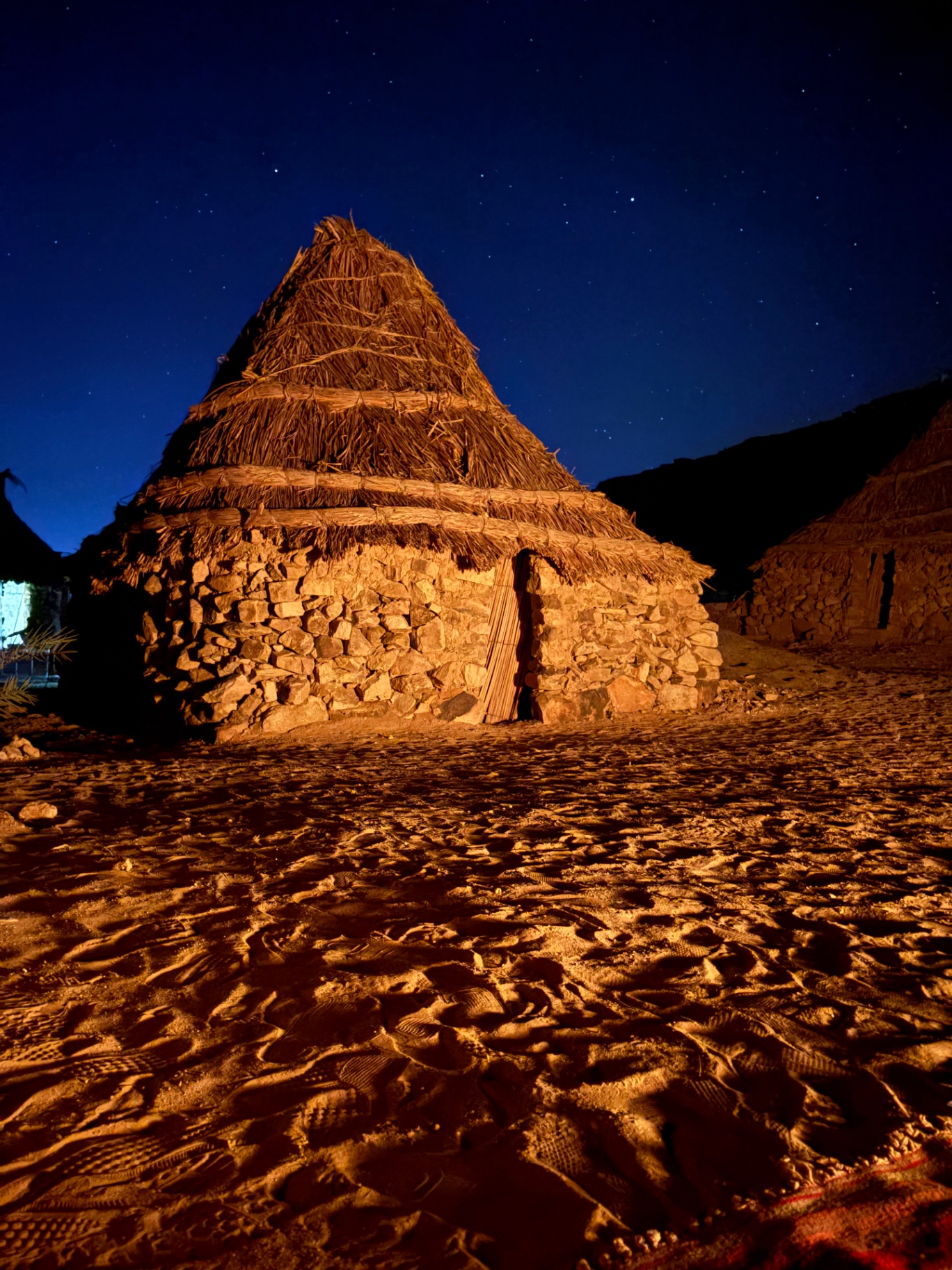 Hutte traditionnelle saharienne sous les étoiles