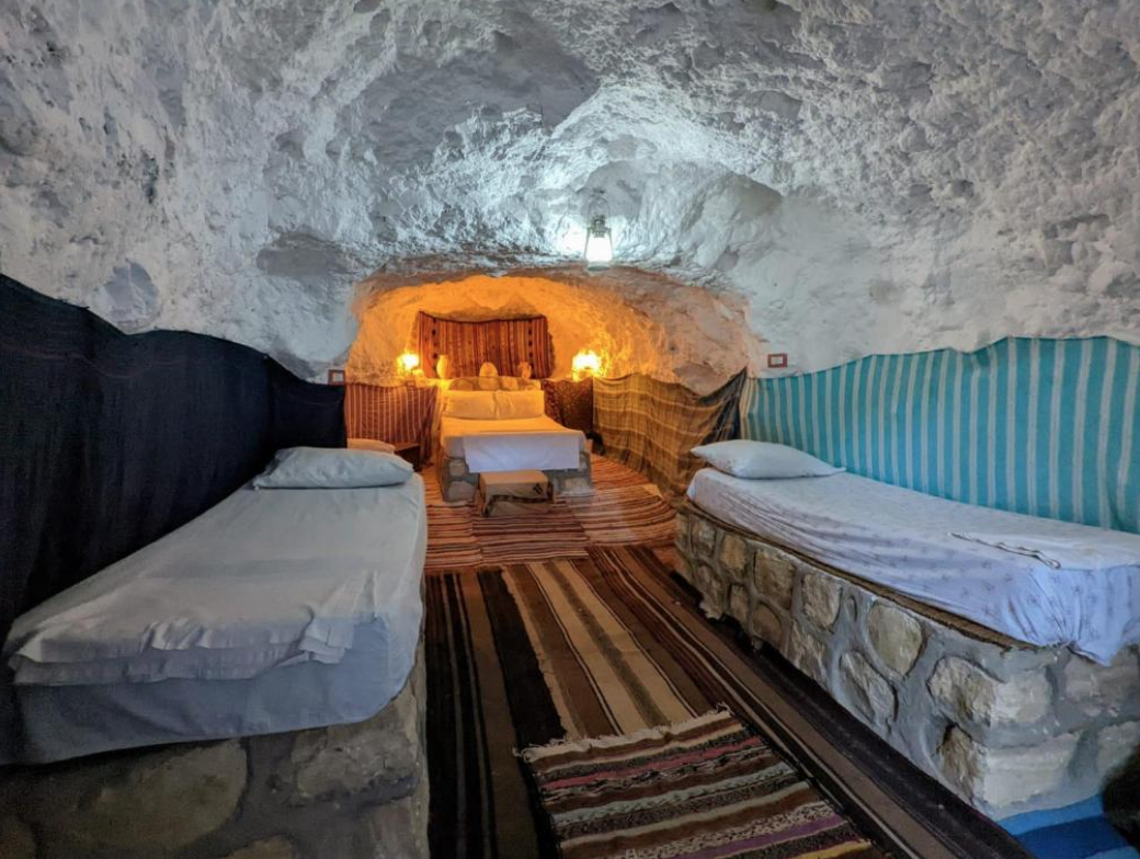 Chambre troglodyte aménagée dans la roche