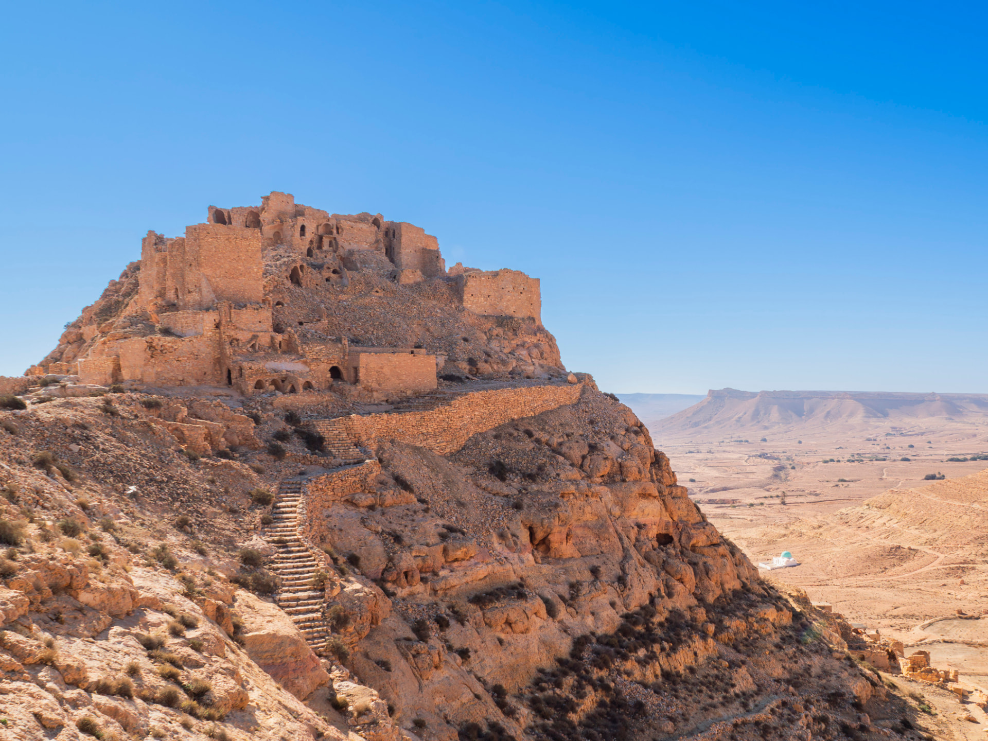 Village amazigh perché dominant la plaine désertique