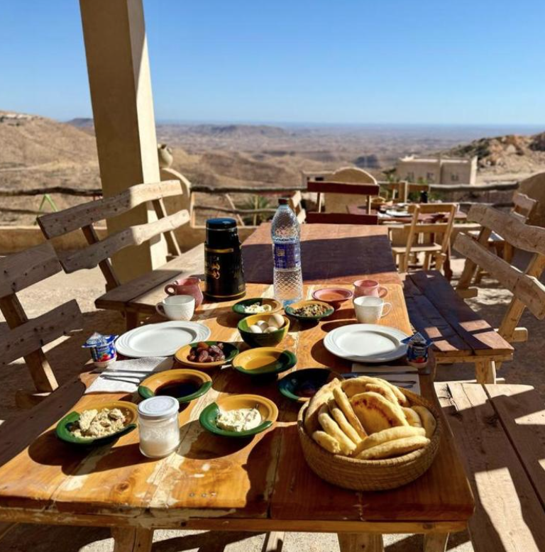 Petit-déjeuner tunisien face au désert