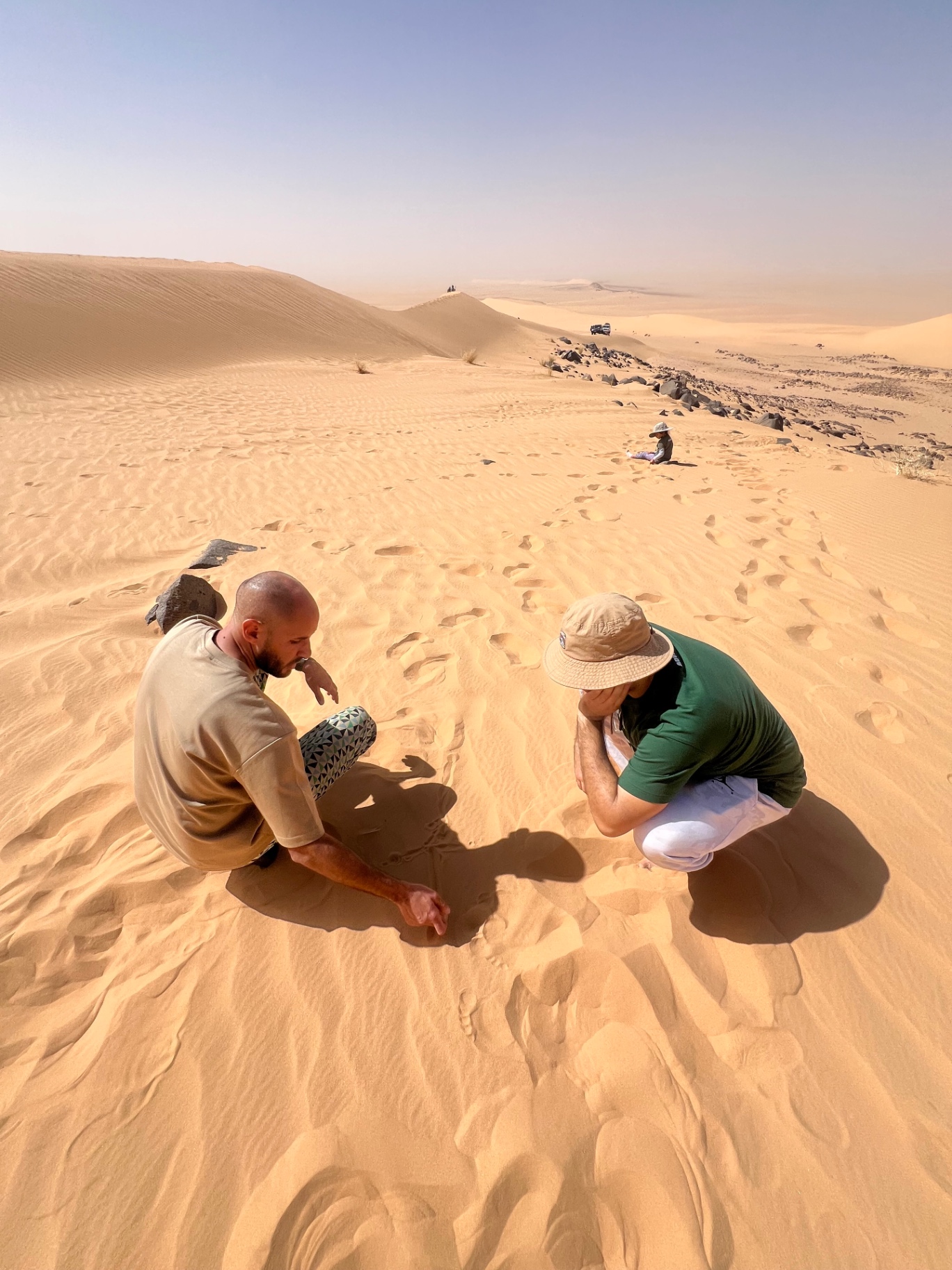Pause dans les dunes de sable doré