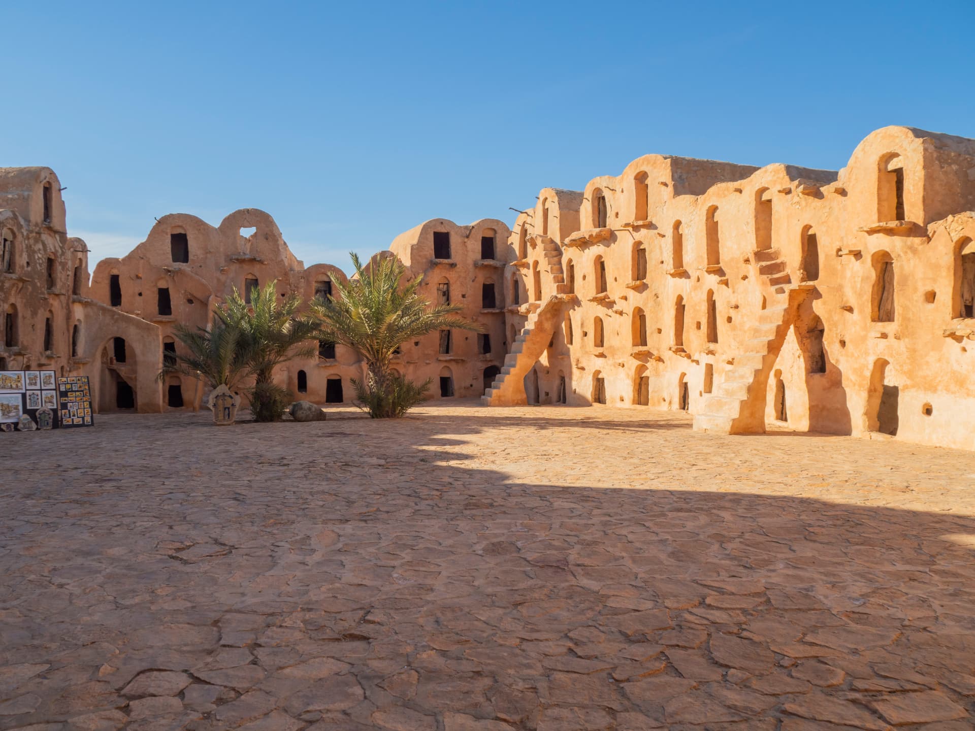 Cour intérieure d'un ksar fortifié près de Tataouine
