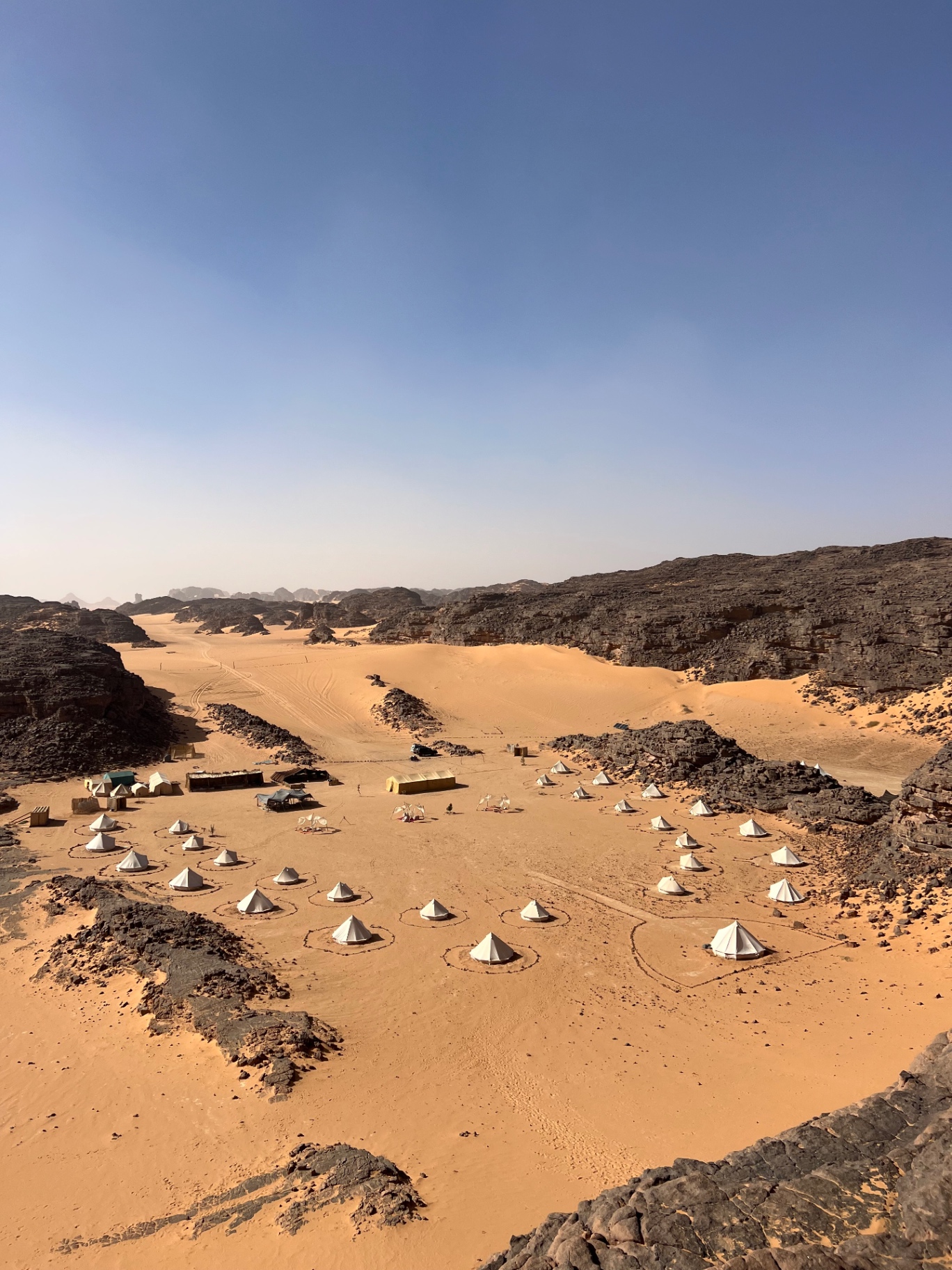 Camp de tentes au cœur du Sahara algérien